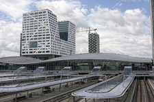 847239 Gezicht op de lege perrons van station Utrecht Centraal tijdens een 24-uurs openbaar vervoerstaking, vanaf de ...